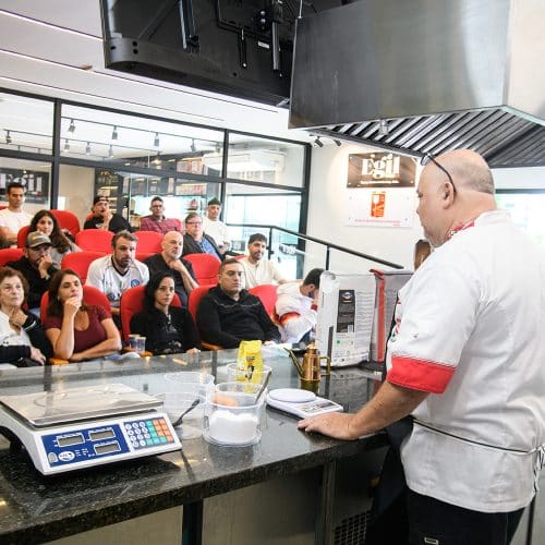 Prática de pizza na Scuola Italiana Pizzaioli Brasil