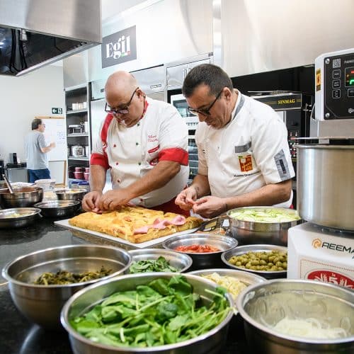 Alunos e instrutores durante curso da Scuola Italiana Pizzaioli no Brasil