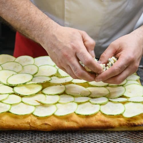 Técnica de pizza sendo ensinada na Scuola Italiana Pizzaioli Brasil