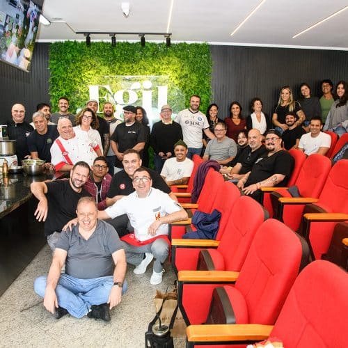 Alunos e instrutores da Scuola Italiana Pizzaioli no aniversário de dez anos no Brasil