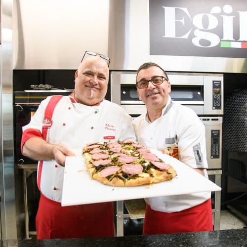 Participantes do evento dos dez anos da Scuola Italiana Pizzaioli no Brasil