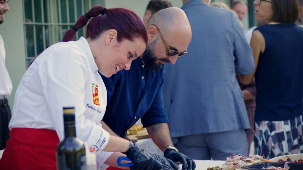 Scuola Italiana Pizzaioli servindo pizza durante o Premio Paolo Coppini 2026