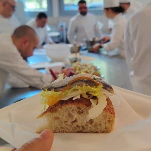 Preparação de pizza no laboratório durante o curso de atualização