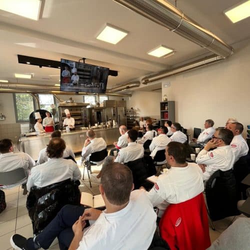 Técnica de pizza demonstrada durante curso de atualização da Scuola Italiana Pizzaioli