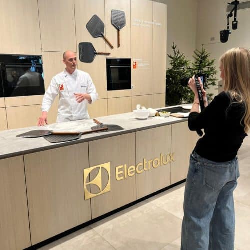 Pizza sendo preparada durante evento na Swedish Home by Electrolux