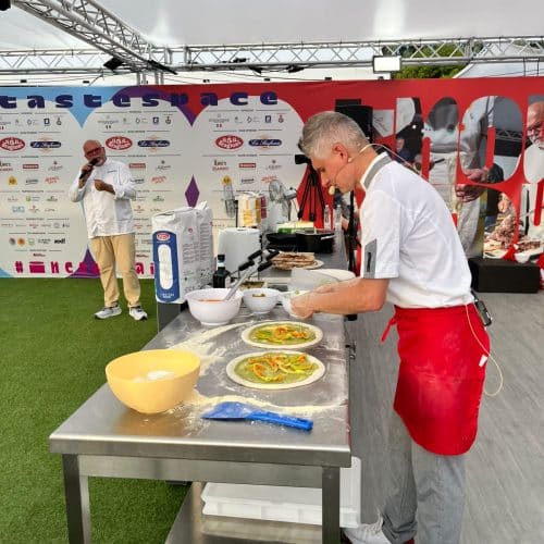 Técnica de pizza ensinada durante workshop no Bufala Fest Pádua 2026
