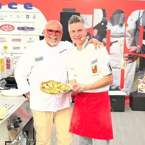 Participantes aprendendo técnicas de massa no Bufala Fest Pádua