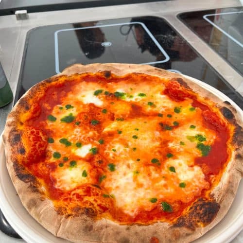 Pizza preparada pela Scuola Italiana Pizzaioli no Bufala Fest Pádua 2026