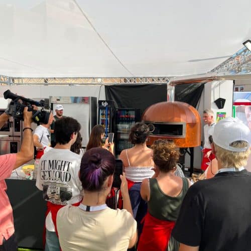 Participantes durante o evento da Scuola Italiana Pizzaioli no Bufala Fest Pádua